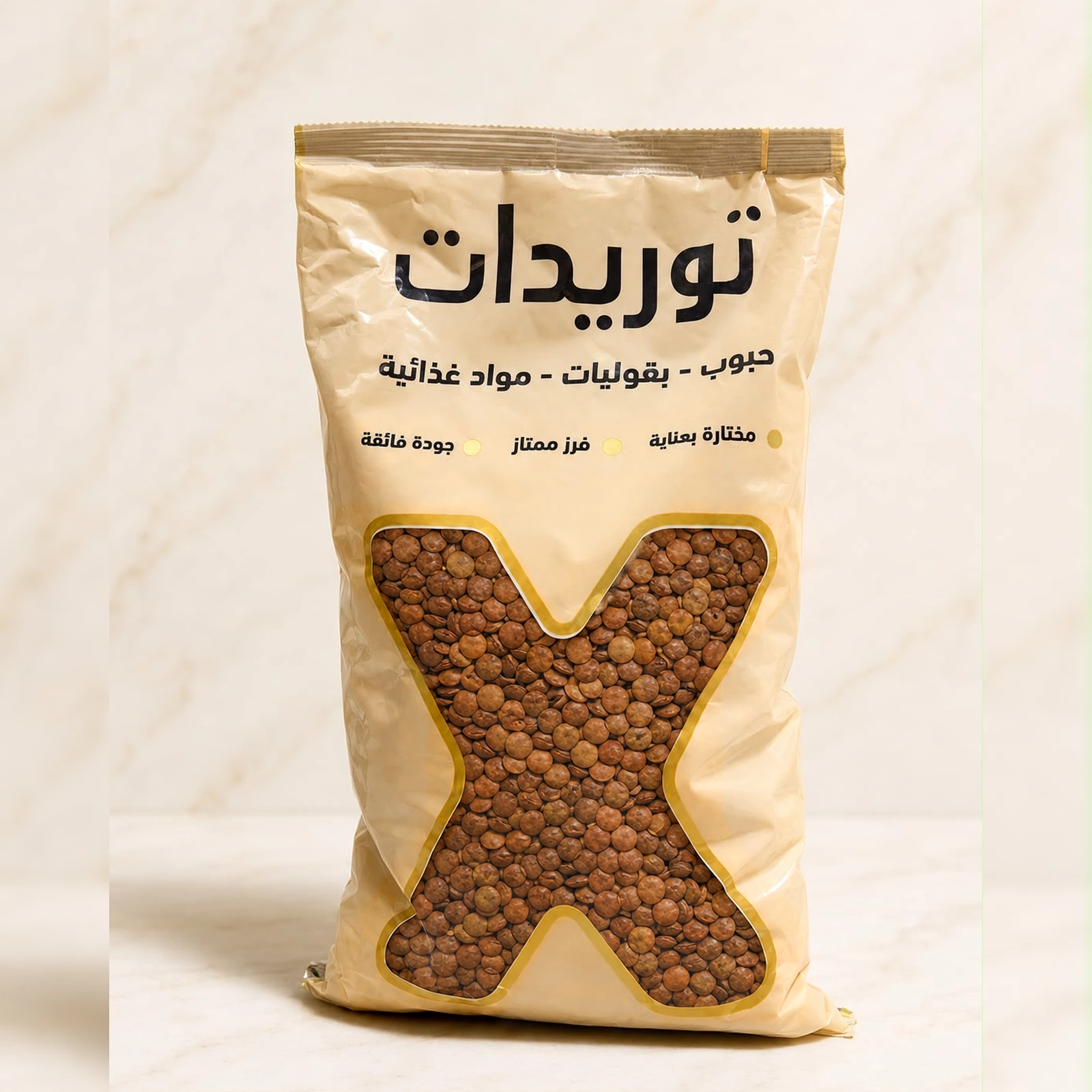 حبات عدس بني عادي كاملة بجانب عبوة زمام إكس