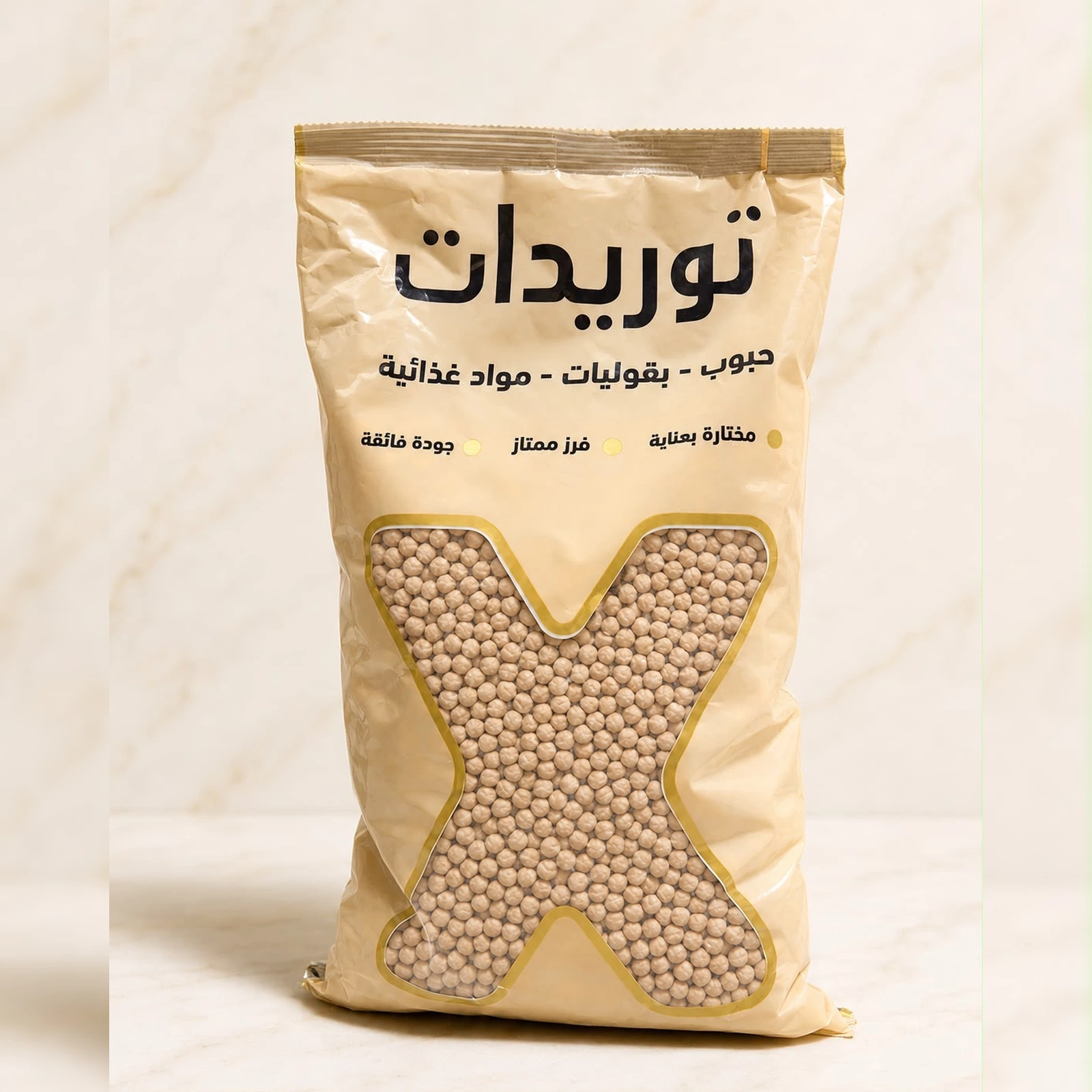 حبات حمص هندي صغير بجانب كيس زمام إكس